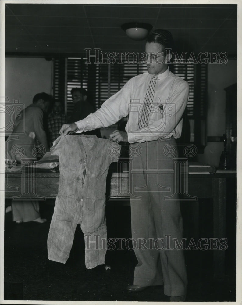 1938 Press Photo Lou G. Woodard Deputy Clerk with Pajamas of James B. Cash Jr.