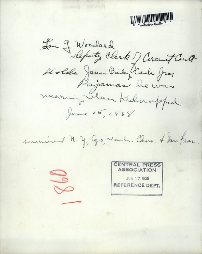 1938 Press Photo Lou G. Woodard Deputy Clerk with Pajamas of James B. Cash Jr.