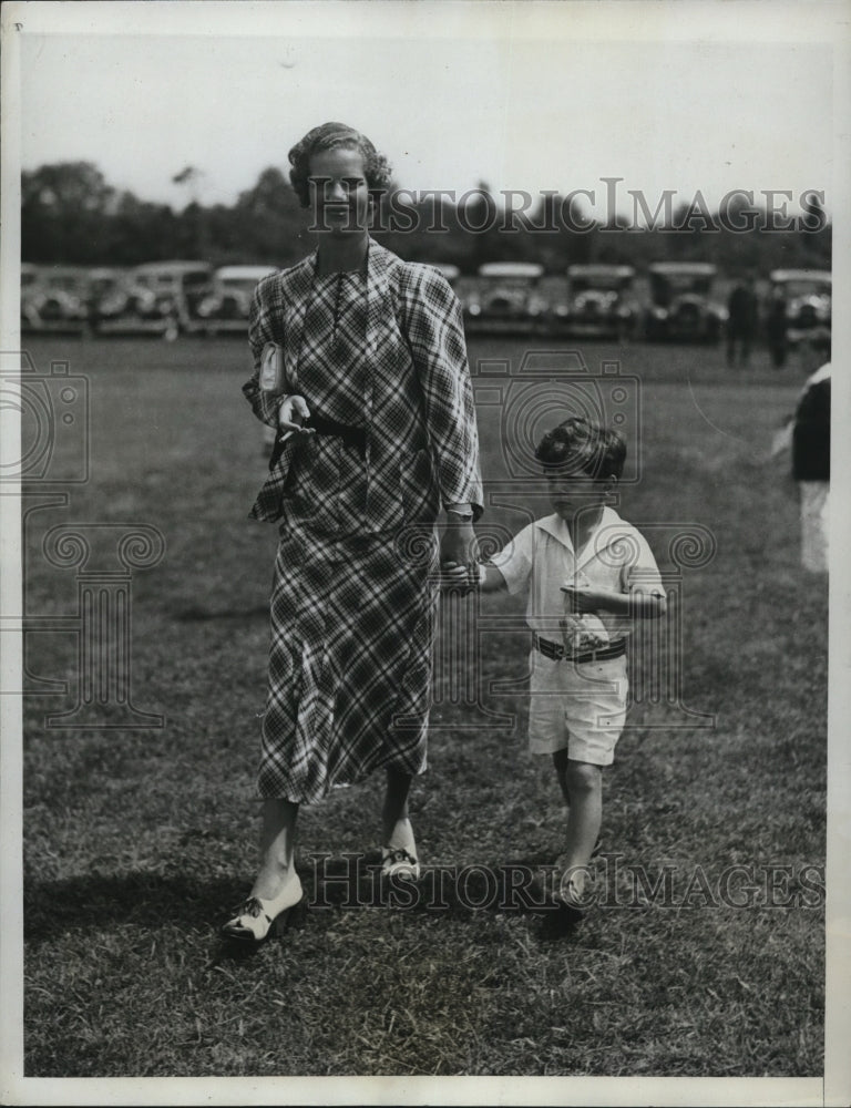 Load image into Gallery viewer, 1933 Press Photo Carol Hoagland and Seymour Jones Jr attend the Annual Monmouth

