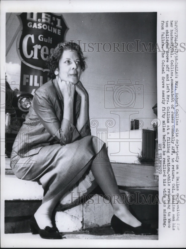 1958 Press Photo Dallas Mrs Robert Collins waits for her husband Col Collins