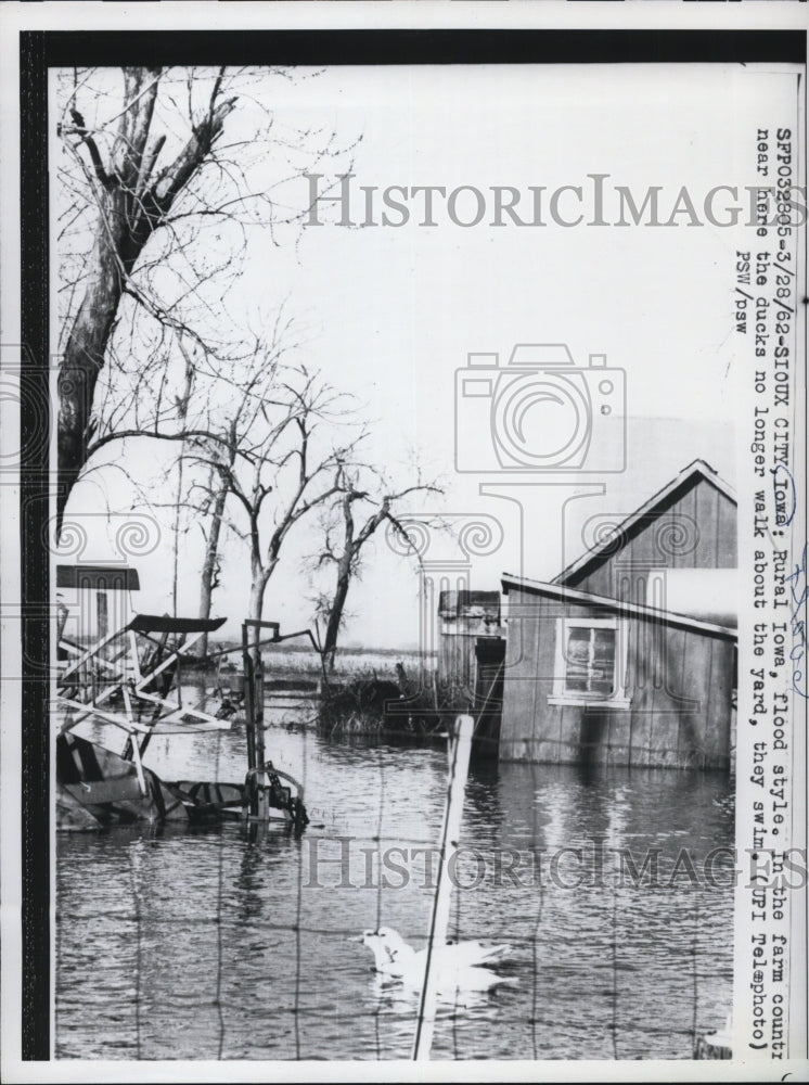 1962 Press Photo Rural Iowa farm overflown with flood- Historic Images