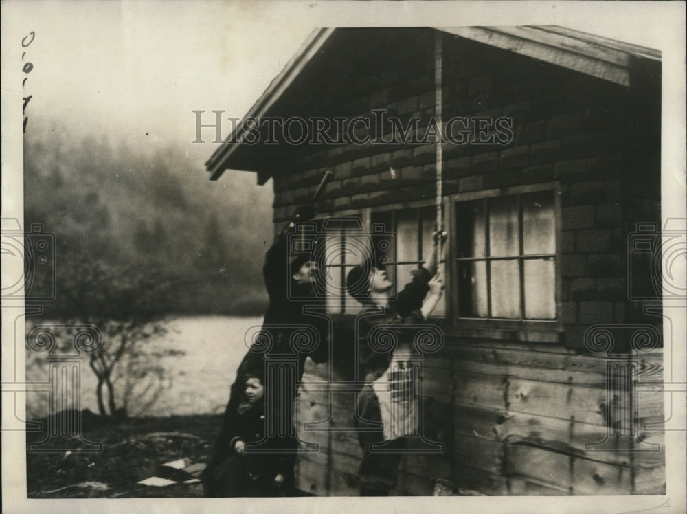 1923 Press Photo Roy Cummings Love Nest with wife No 2 and daughter from wife 1