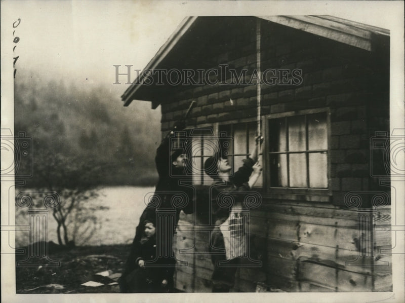 Load image into Gallery viewer, 1923 Press Photo Roy Cummings Love Nest with wife No 2 and daughter from wife 1
