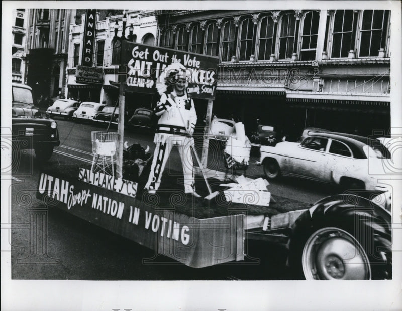Load image into Gallery viewer, 1956 Press Photo Junior Chamber of Commerce street demonstration in
