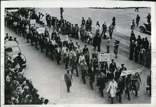 1942 Press Photo Richmond Youth Enlist in US Army as Group- Historic Images