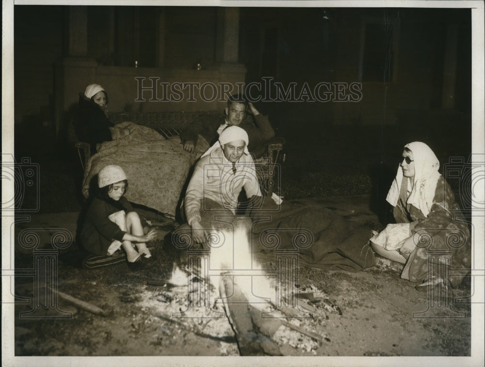 1933 Press Photo Adamson Family By Fire Outside After California Earthquake