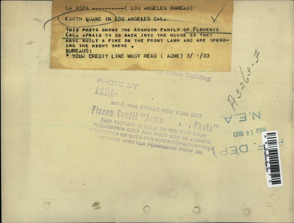 1933 Press Photo Adamson Family By Fire Outside After California Earthquake