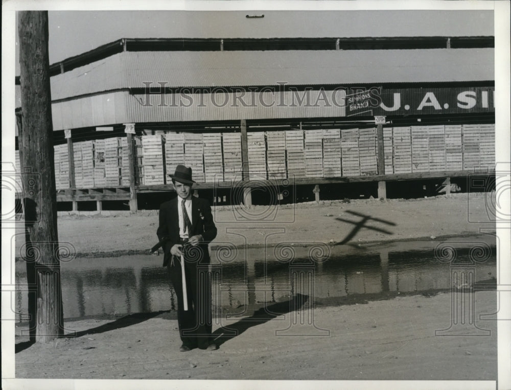 1935 Press Photo Guard Patrols Simmons Shipping Property During Lettuce Strike