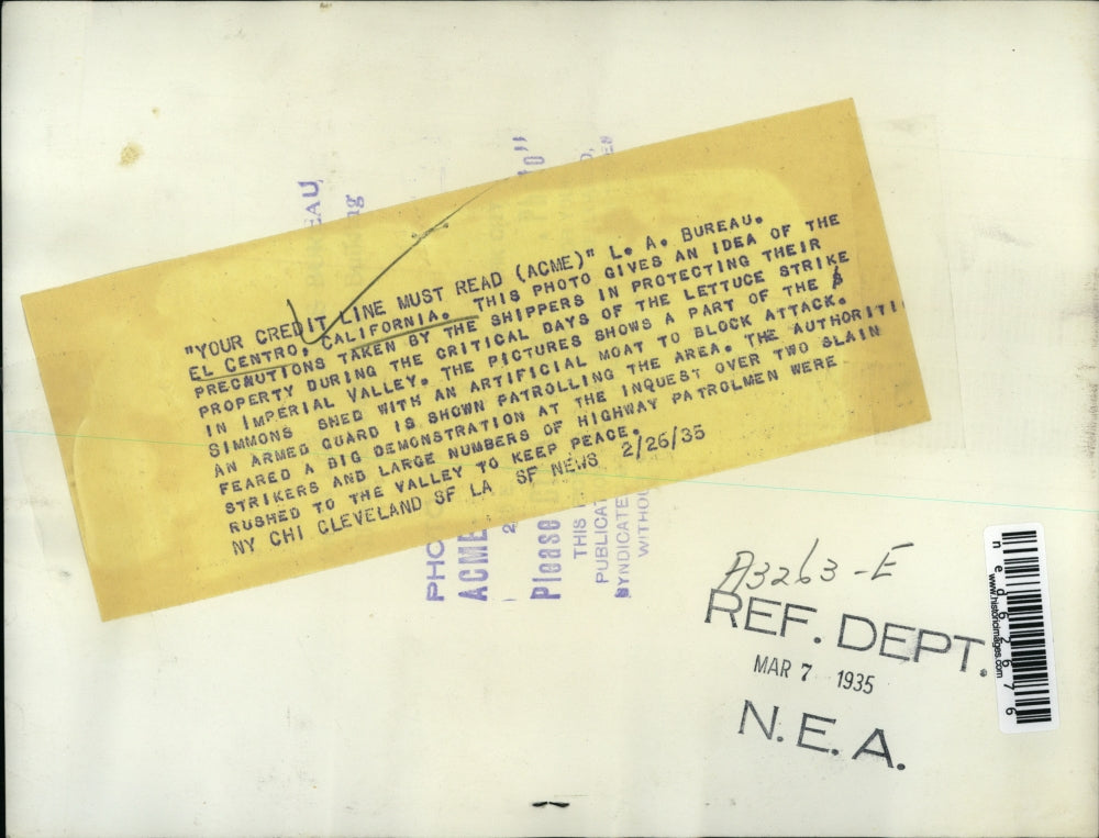 1935 Press Photo Guard Patrols Simmons Shipping Property During Lettuce Strike