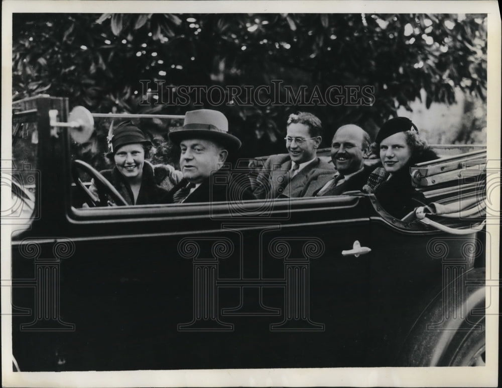 1934 Press Photo Shown at Pinehurst N Car are Eleanor Hoagland, COl William