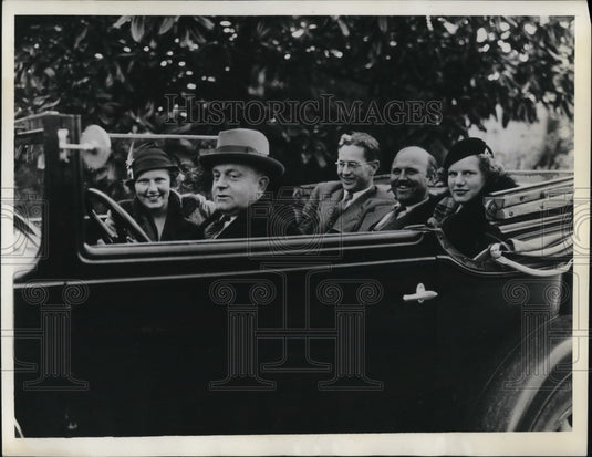 1934 Press Photo Shown at Pinehurst N Car are Eleanor Hoagland, COl William