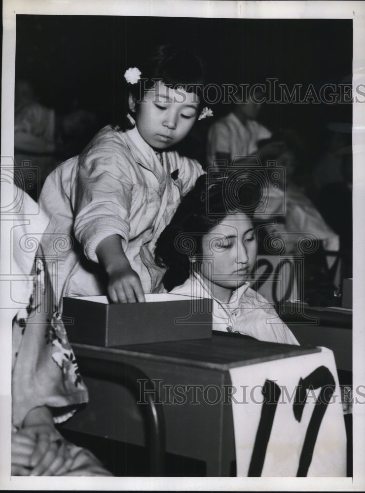 Load image into Gallery viewer, 1947 Press Photo Toyko Japan Kawauchi Kano-Ko age 12 in hairdressing contest
