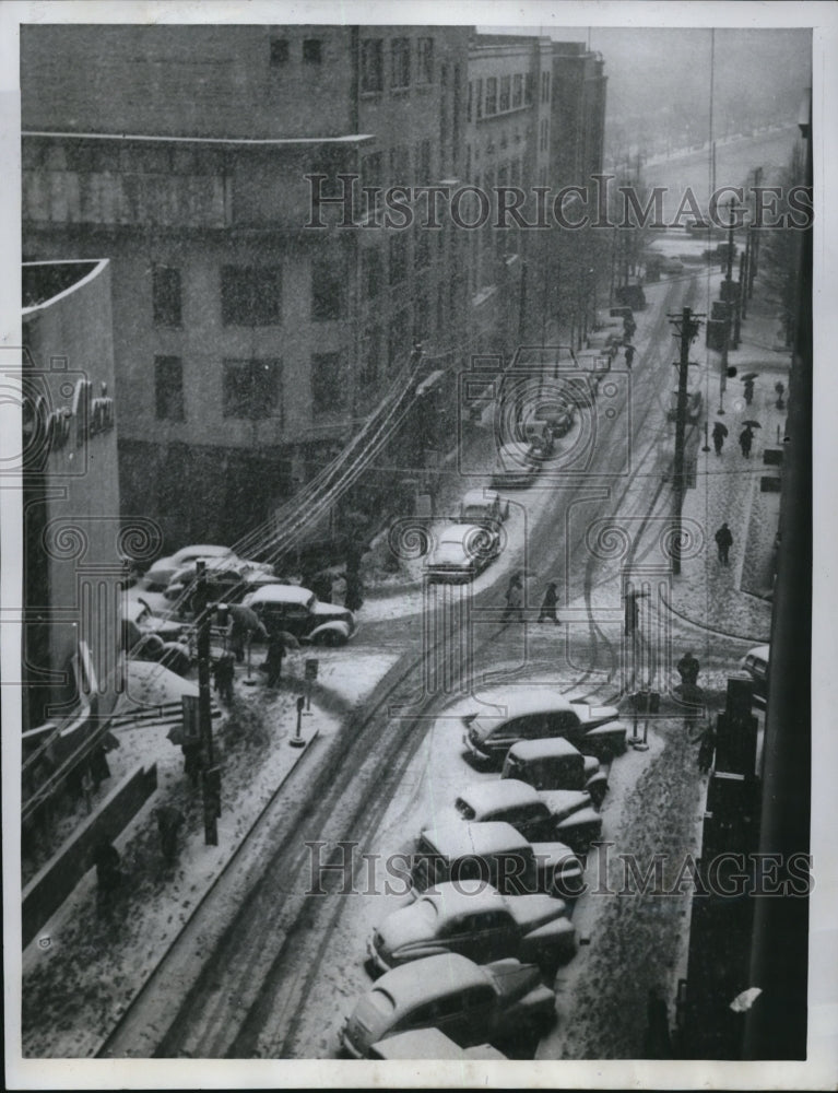 1950 Press Photo The two inch snow fall in the Japanese city during New Year