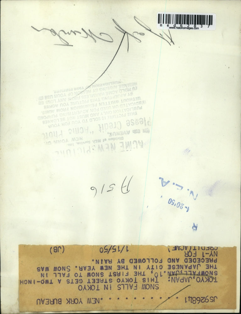 1950 Press Photo The two inch snow fall in the Japanese city during New Year