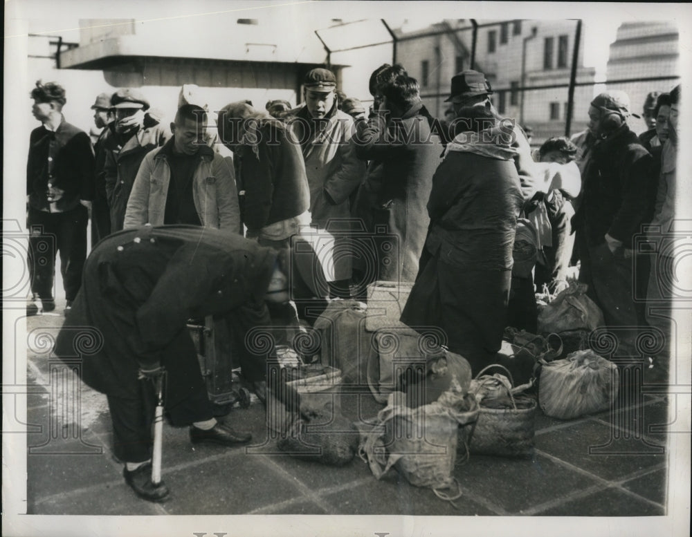 1948 Press Photo Policeman goes through baggage at Tokyo Railroad Station