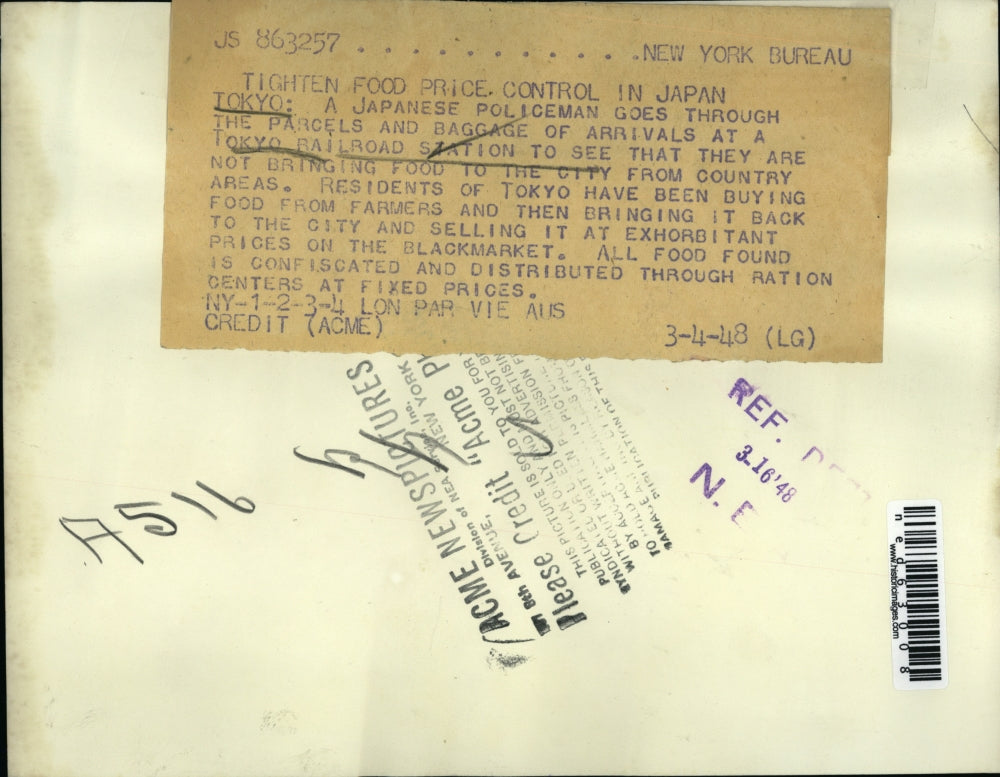 1948 Press Photo Policeman goes through baggage at Tokyo Railroad Station