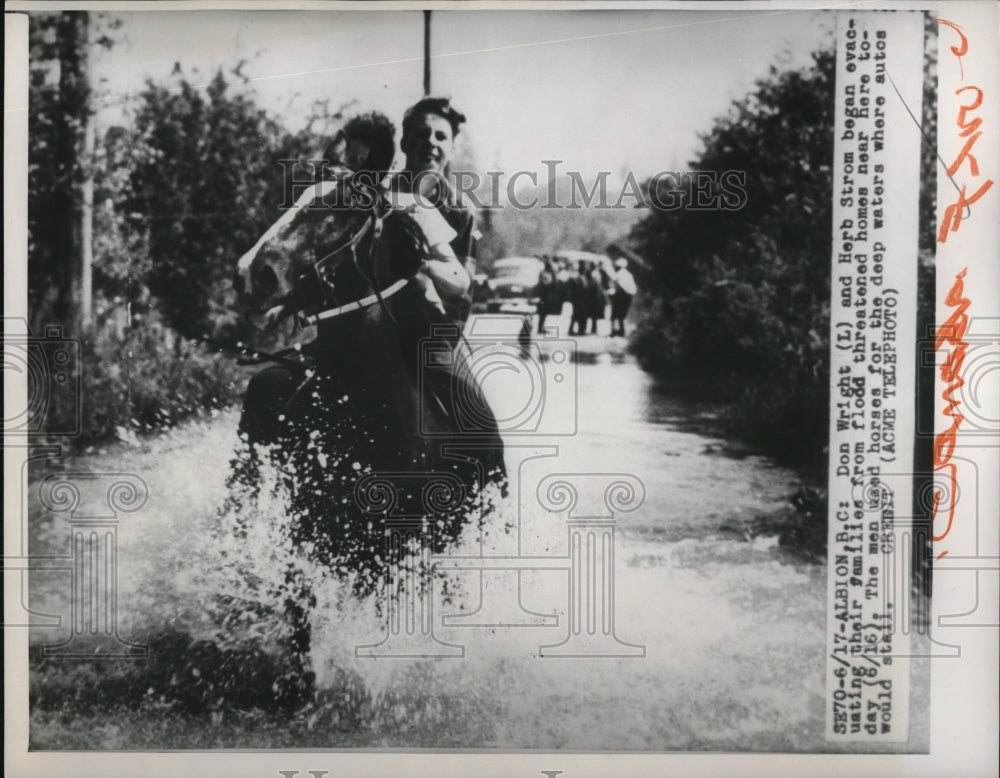 1950 Press Photo Don Wright &amp; Herb Strom evacuate their families from flood- Historic Images