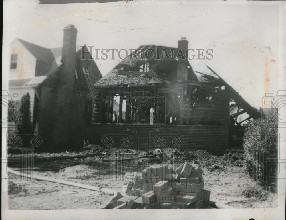 1954 Press Photo The seriously fire damaged nearly completed house