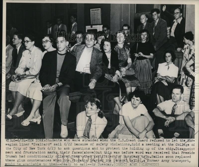 Load image into Gallery viewer, 1950 Press Photo Students stranded when Norwegian liner was refused to sail
