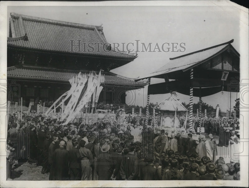 Load image into Gallery viewer, 1928 Press Photo Funeral of Lord Abbot at the Sojiji Temple in Tsurumi
