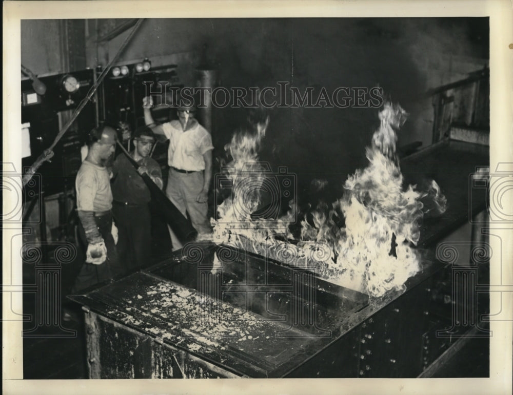 1941 Press Photo New Method of Manufacturing Armor Plate of Breeze Corporations