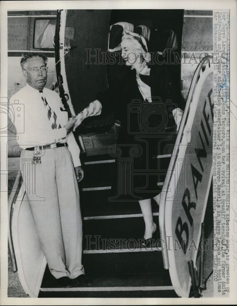 1952 Press Photo Mrs. Tommy Manyille greeted by attorney Jesus Tercero
