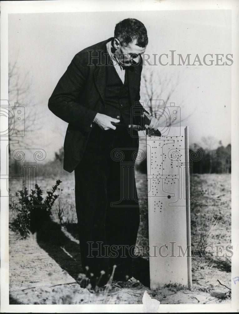 Load image into Gallery viewer, 1941 Press Photo Thomas Joyner shown at work on his steel-girder tombstone
