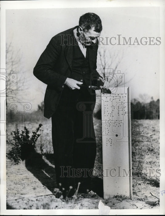 1941 Press Photo Thomas Joyner shown at work on his steel-girder tombstone