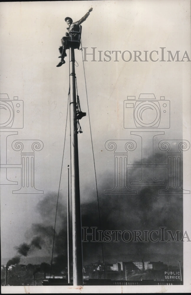 1947 Press Photo Harry Frechette at the top of the flagpole