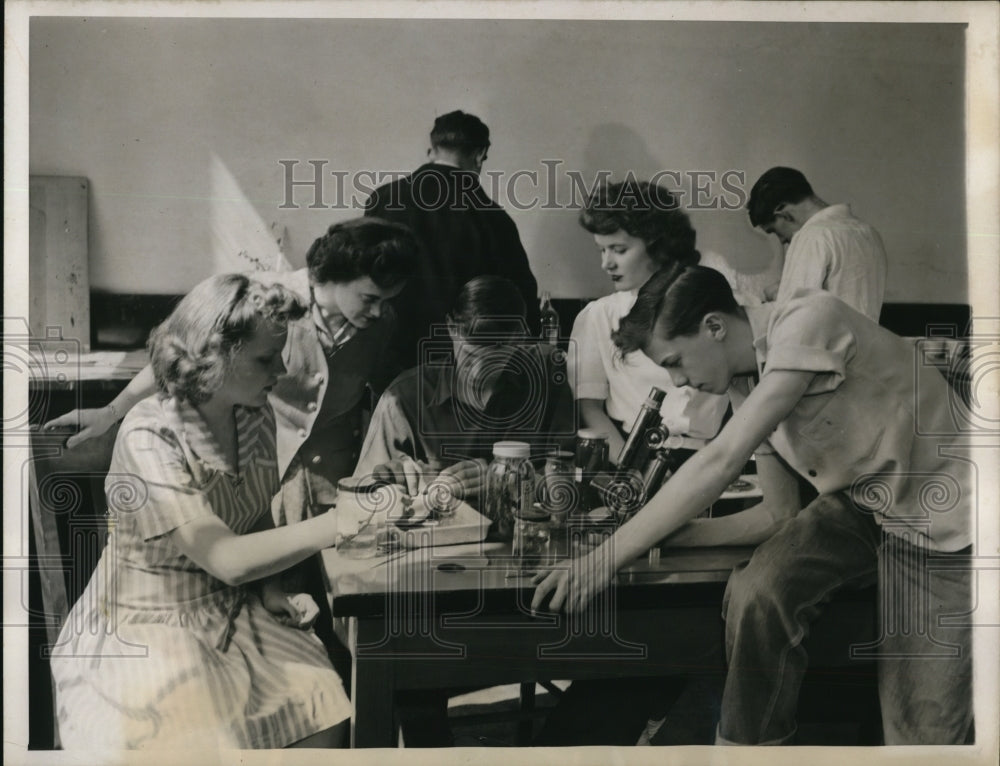 1944 Press Photo Biology Teacher Shirley Jameson, Students Dissecting Perch