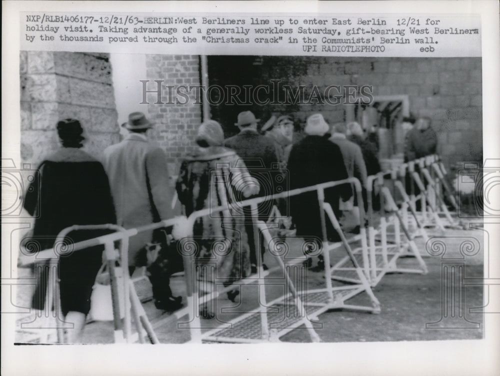 1963 Press Photo West Berliners Line Up To Enter East Berlin For Holiday Visit