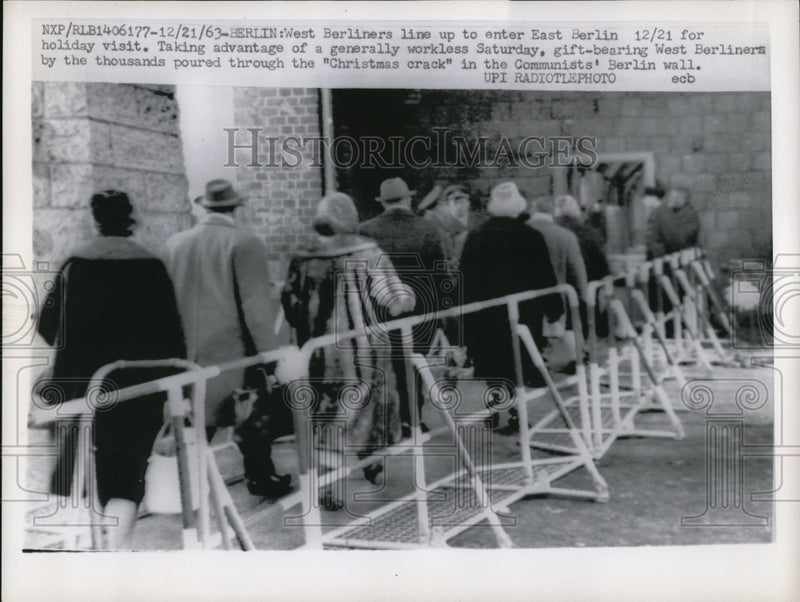 Load image into Gallery viewer, 1963 Press Photo West Berliners Line Up To Enter East Berlin For Holiday Visit
