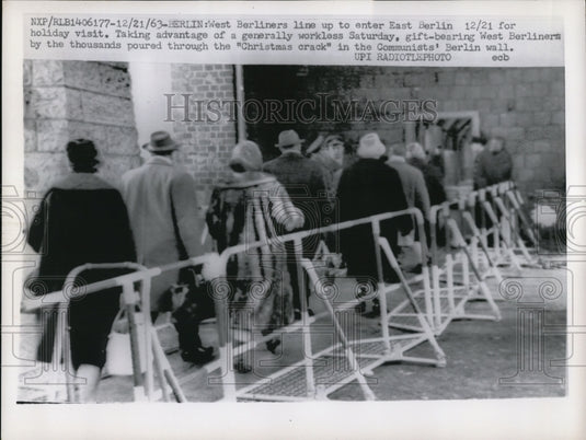 1963 Press Photo West Berliners Line Up To Enter East Berlin For Holiday Visit