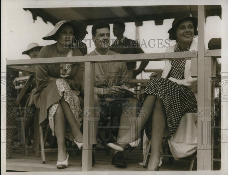 Load image into Gallery viewer, 1936 Press Photo Mr. &amp; Mrs. James Todd with Miss Ann Parks at the North Shore
