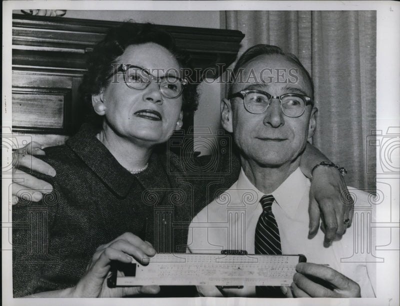 Load image into Gallery viewer, 1958 Press Photo Frank H. Vogel &amp; his wife, Nina, wins model home display
