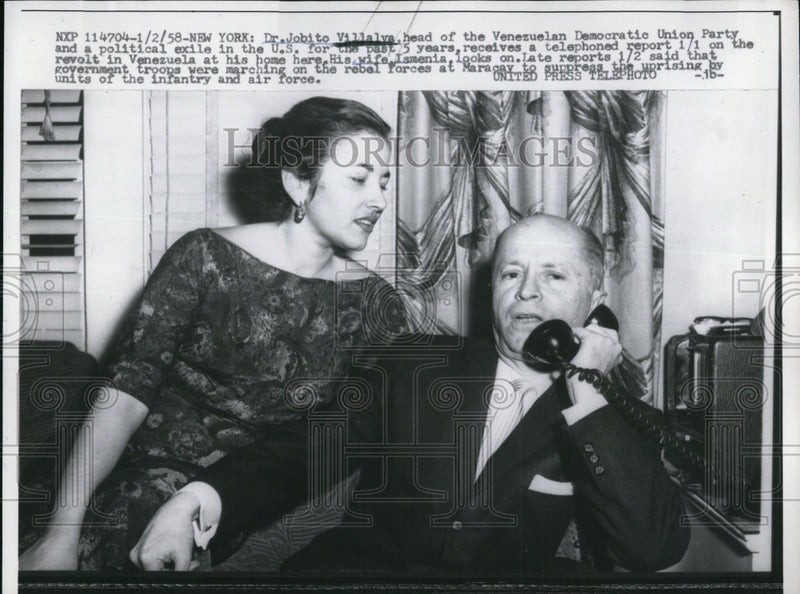 Load image into Gallery viewer, 1958 Press Photo Dr. Jobito Villalva &amp; wife, Ismenia, receive phone call

