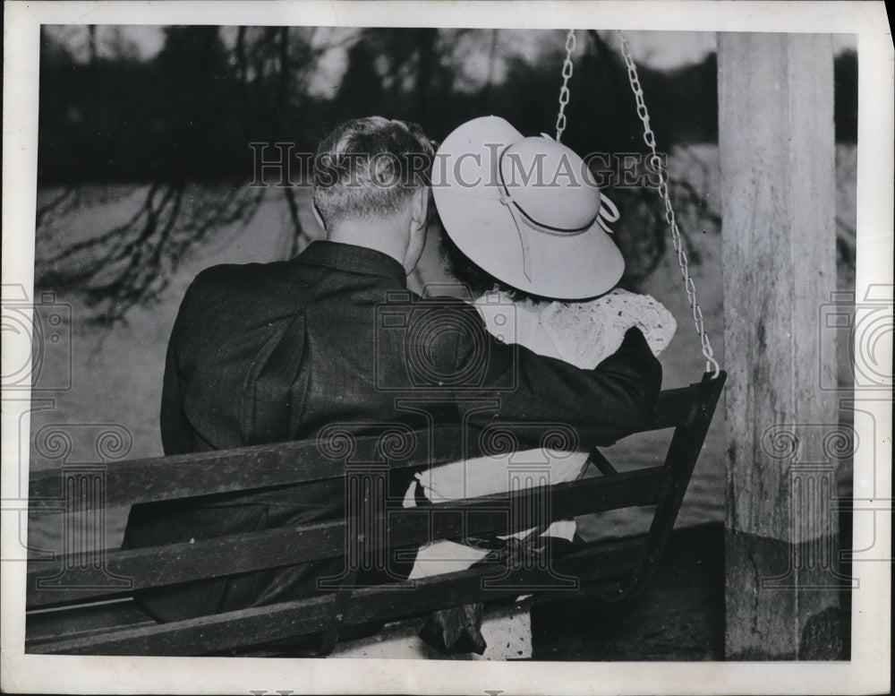 1937 Press Photo Atlanta Couple Sitting Together on Porch Swing, Georgia