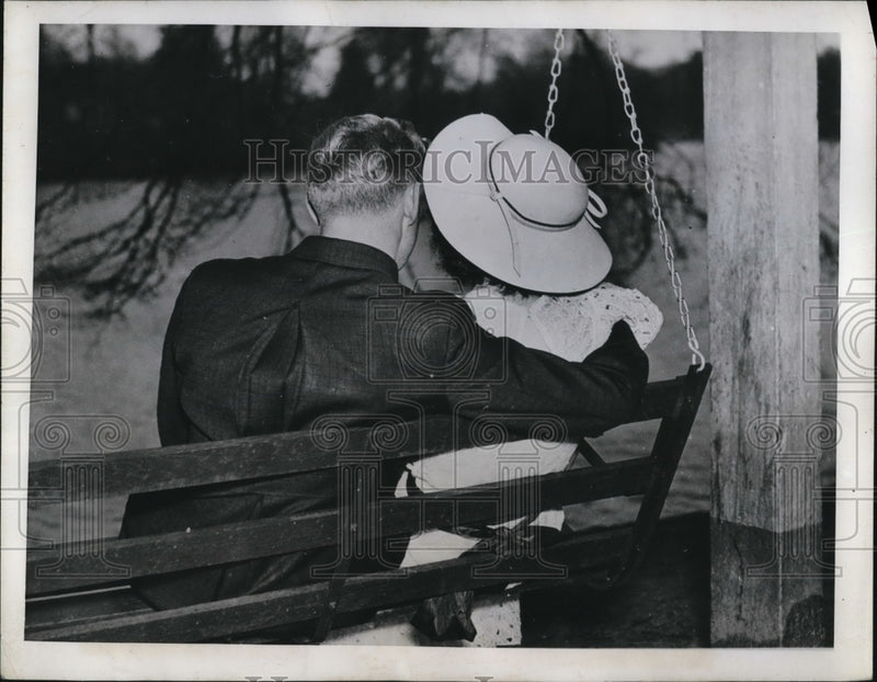 Load image into Gallery viewer, 1937 Press Photo Atlanta Couple Sitting Together on Porch Swing, Georgia
