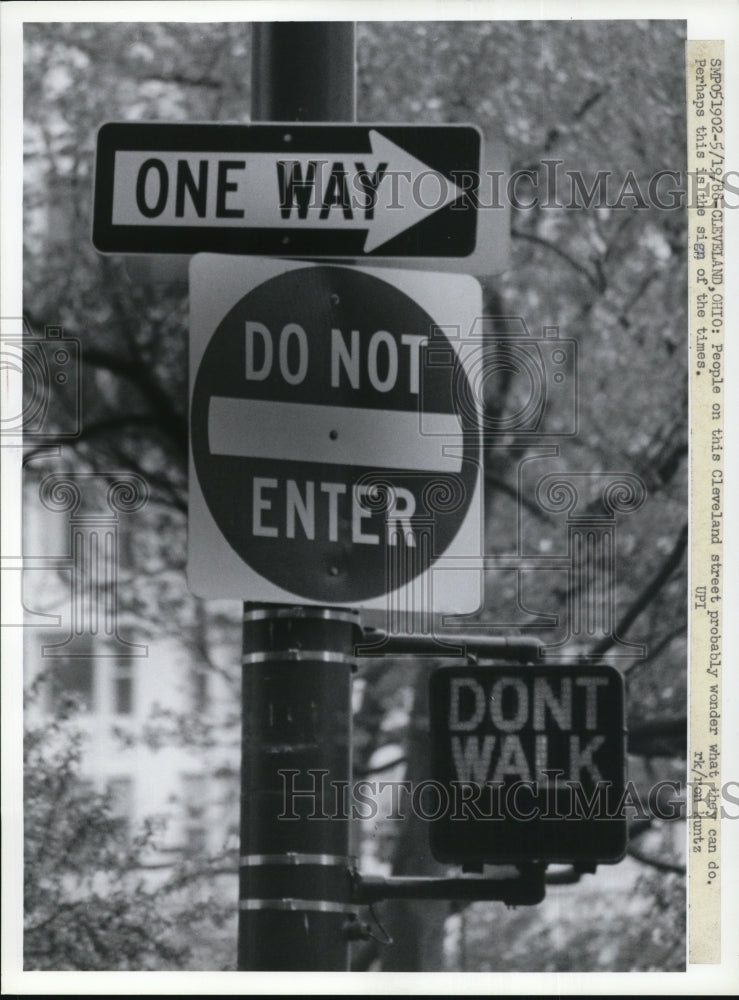 1986 Press Photo &quot;One Way&quot; &amp; &quot;Do Not Enter&quot; street signs in Cleveland, Ohio- Historic Images