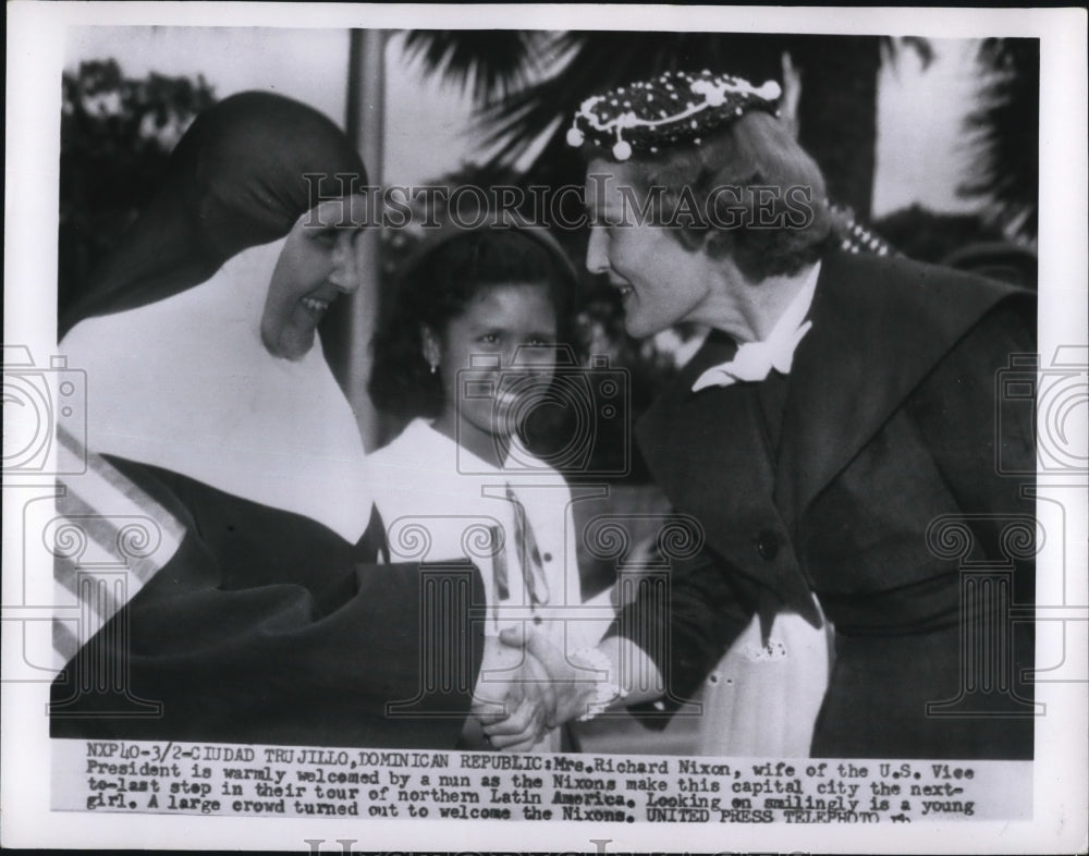1955 Press Photo Mrs. Richard Nixon, Vise president's wife with the nun