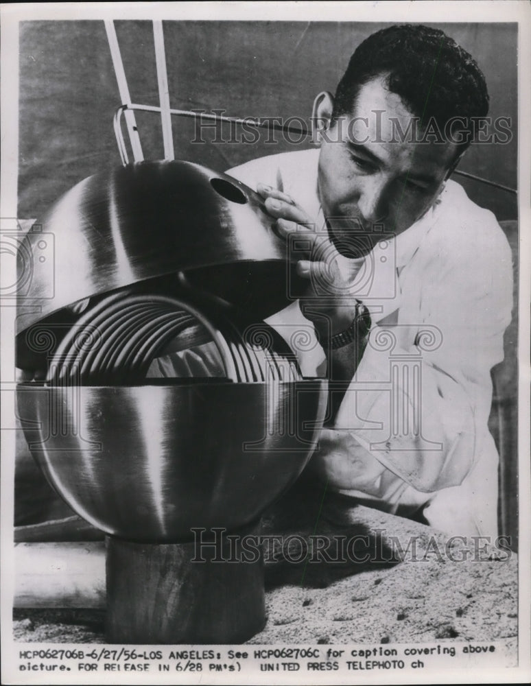 Load image into Gallery viewer, 1956 Press Photo Armour Research Foundation of the Ill. Inst. of Tech. Nuclear
