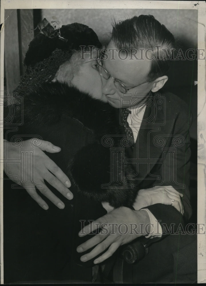 1940 Press Photo Carl Erickson is comforted by his mother Mrs. Truda Erickson