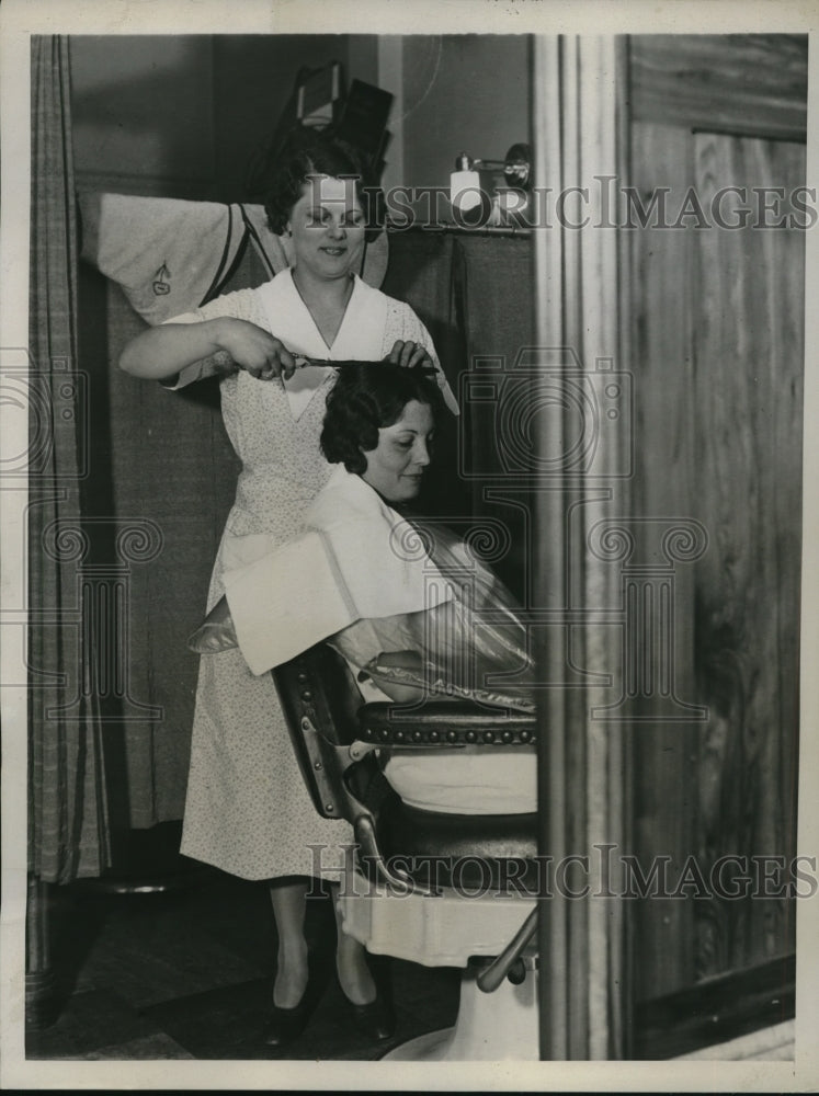 Load image into Gallery viewer, 1934 Press Photo Mrs. Erma Jones wom in Irish Sweeps in her Beauty Salon.
