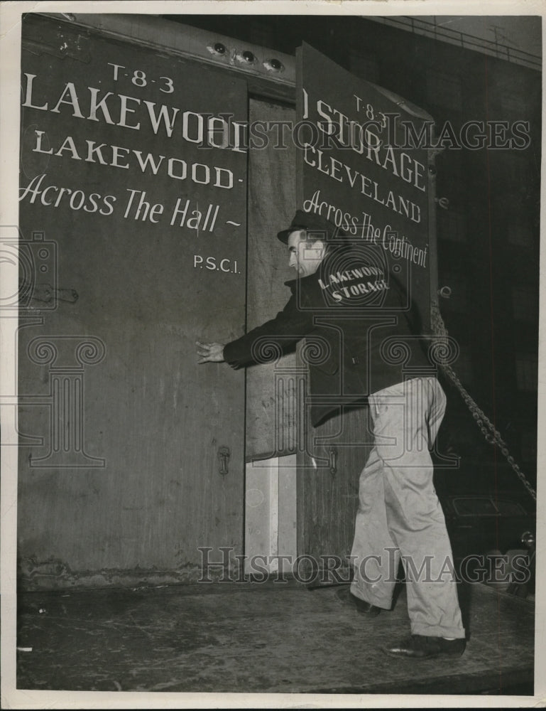 1950 Press Photo Kenneth McMillan at Lakewood Storage for Chicago