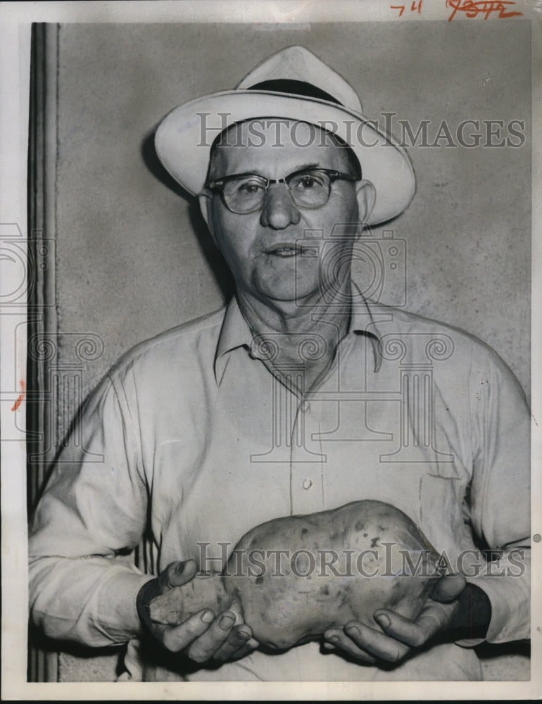 1957 Press Photo John W. Diehms with his 6 Pound Sweet Potato in Stillwater