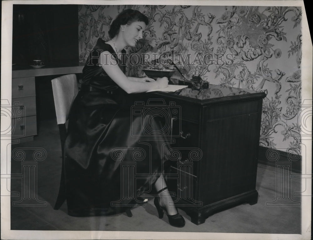 1949 Press Photo Chicago Model Norma Gilchrist at a desk that turns into tables