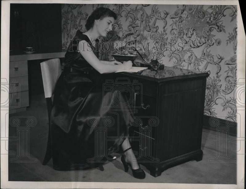 Load image into Gallery viewer, 1949 Press Photo Chicago Model Norma Gilchrist at a desk that turns into tables
