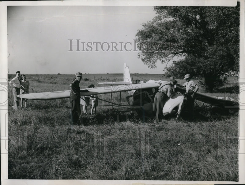 Load image into Gallery viewer, 1947 Press Photo Fisher Ill student pilot Leroy Taylor attempted a downwind turn

