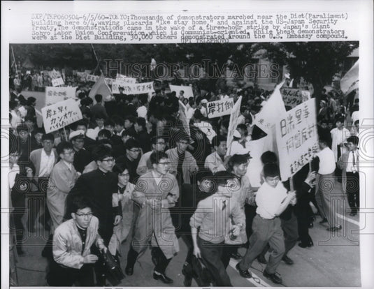 1960 Press Photo of Japanese men protesting the Visit of Dwight Eisenhower.- Historic Images