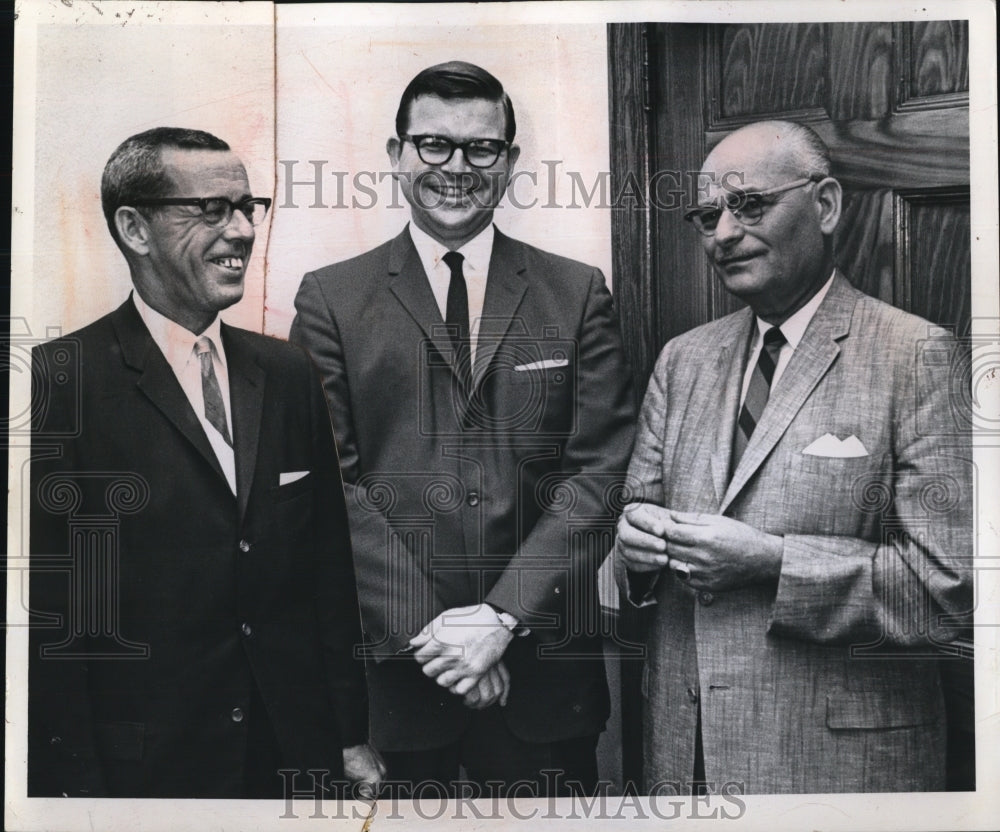 1964 Press Photo L-R, John R. Ray Jr., T. Monroe, & Mayor Ken Sins- Historic Images